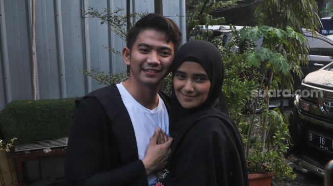 Rizki D'Academy dan istrinya Nadya Mustika bergaya  mesra saat ditemui di Kawasan Tandean, Jakarta Selatan, Selasa (21/7). [Suara.com/Alfian Winanto]
