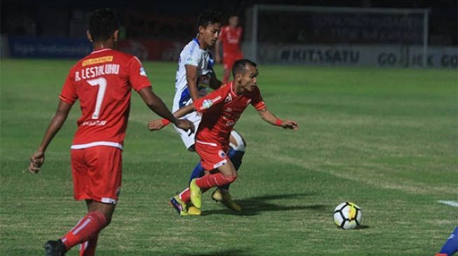 Aksi Riko Simanjuntak saat berhadapan dengan PSIS Semarang di Liga 1 2018 (dok. Persija Jakarta)