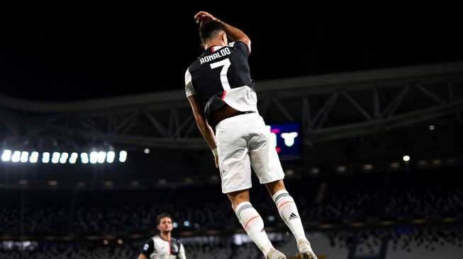 Penyerang Juventus Cristiano Ronaldo merayakan golnya setelah mencetak gol selama pertandingan sepak bola Serie A Italia antara Juventus melawan Lazio di Stadion Allianz, di Turin, Italia, Selasa (21/7) dini hari WIB. [Marco BERTORELLO / AFP]