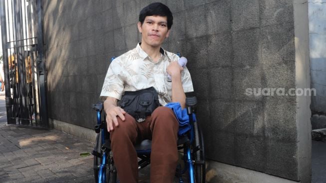 El Ibnu vokalis band Elkasih saat ditemui di Kawasan Tandean, Jakarta Selatan, Rabu (22/7). [Suara.com/Alfian Winanto]