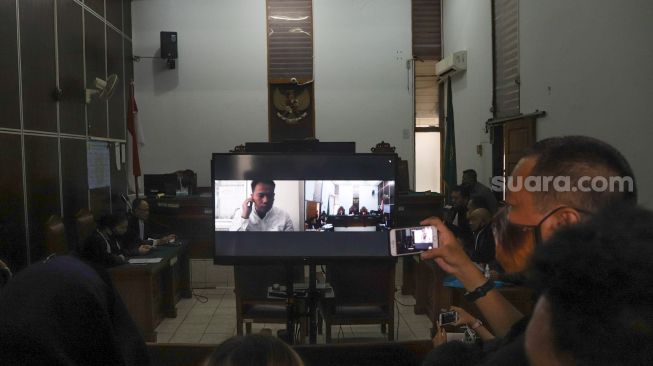 Awak media mengambil gambar saat sidang Presenter Vicky Prasetyo atas kasus pencemaran nama baik mantan istrinya, Angel Lelga yang digelar secara virtual di Pengadilan Negeri Jakarta Selatan, Rabu (22/7). [Suara.com/Alfian Winanto]