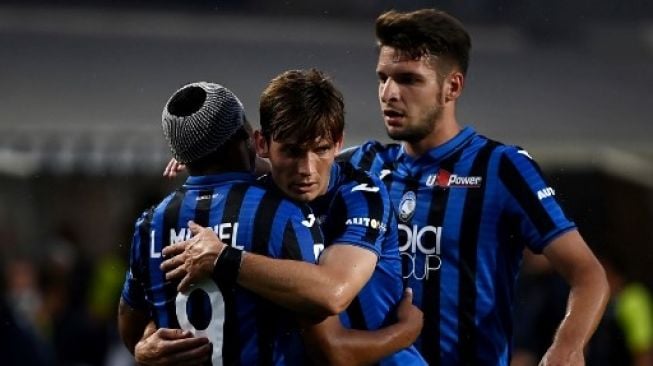 Para pemain Atalanta merayakan gol Luis Muriel (kiri) ke gawang Bologna dalam lanjutan Liga Italia di Atleti Azzurri d'Italia Stadium, Bergamo. MARCO BERTORELLO / AFP