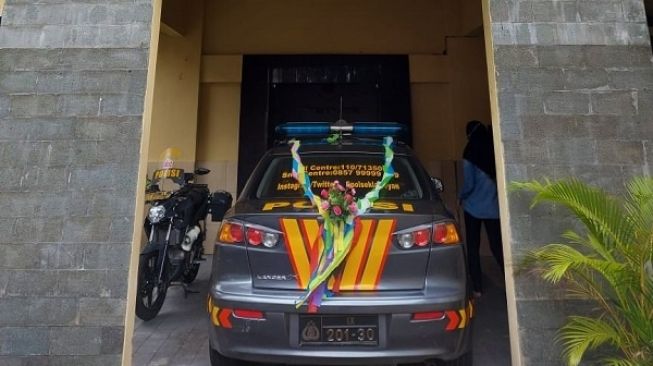 Mobil pengantin yang digunakan menjemput Agus Prayitno dan Noviyanti di Mapolsek Laweyan, Solo. [Ist]