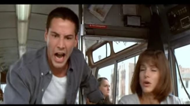 Drama pembajakan bus dalam film "Speed" (1994) dibintangi Keanu Reeves dan Sandra Bullock [screenshot 20th Century Fox].