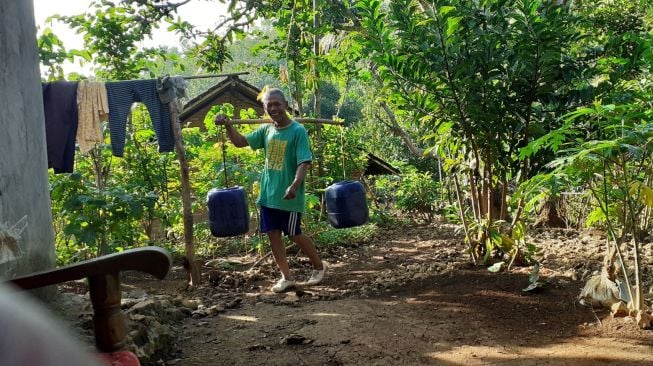 Sebulan Alami Kekeringan, Sumino Tempuh 1,5 KM Turuni Bukit Cari Air Bersih