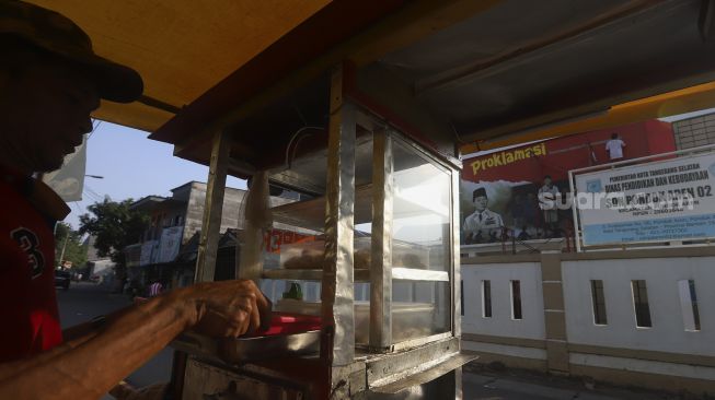 Pekerja menyelesaikan mural bertemakan Proklamasi di Sekolah Dasar Negeri (SDN) Pondok Aren 02, Tangerang Selatan, Banten, Rabu (22/7/2020). [Suara.com/Angga Budhiyanto]