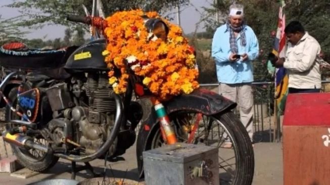 Gokil! Motor Ini Dijadikan Sesembahan Layaknya Dewa, Ada Sesajennya