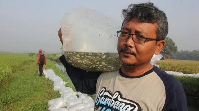 Peneliti Ecoton, Andreas Agus Kristanto Nugroho yang meneliti air di Kali Brantas yang diduga tercemar mikroplastik. [Dok. pribadi]