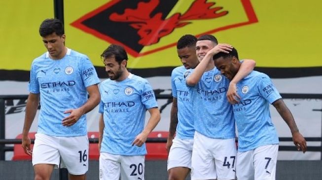 Para pemain Manchester City merayakan gol Raheem Sterling (kanan) ke gawang Watford dalam laga lanjutan Liga Inggris di Vicarage Road Stadium. Richard Heathcote / POOL / AFP