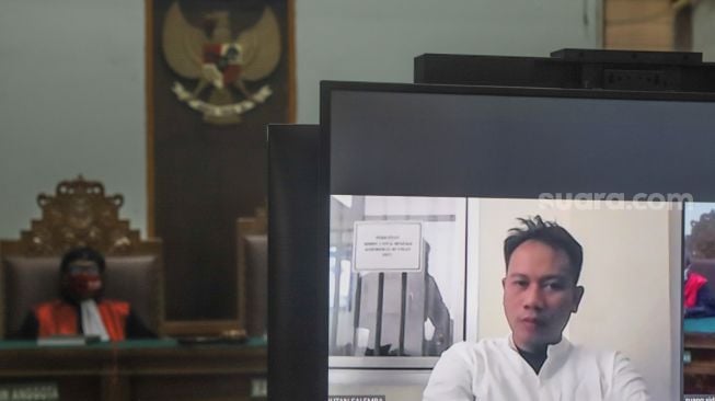 Presenter Vicky Prasetyo mengikuti sidang perdana atas kasus pencemaran nama baik mantan istrinya, Angel Lelga secara virtual di Pengadilan Negeri Jakarta Selatan, Rabu (22/7). [Suara.com/Alfian Winanto]