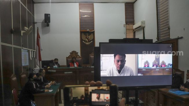 Tunggu Sidang Dimulai, Vicky Prasetyo Sholawatan