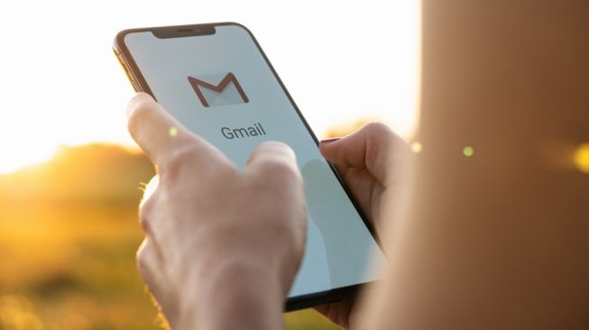 Ilustasi Gmail di smartphone. [Shutterstock]