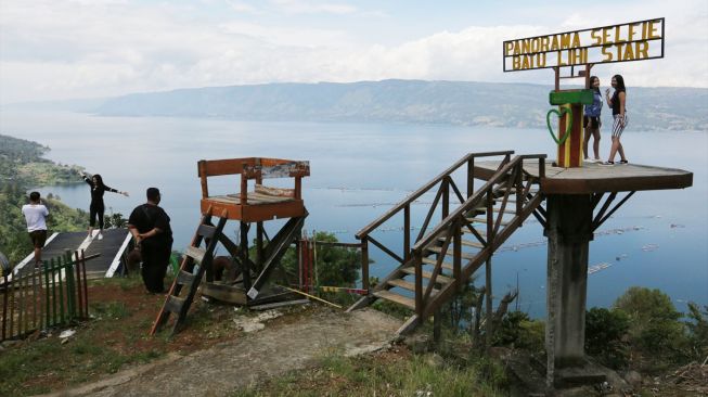 Wisatawan berkunjung ke Danau Toba di Parapat, Sumatera Utara, Indonesia pada 21 Juli 2020. [Foto/Anadolu Agency