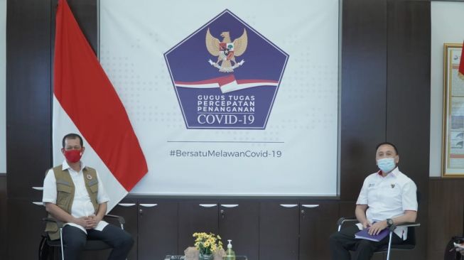 Ketua Satgas Penanganan COVID-19 Doni Munardo bersama Ketua Umum PSSI Mochamad Iriawan saat melakukan pertemuan membahas keberlangsungan kompetisi musim 2020 di Graha Badan Nasional Penanggulangan Bencana (BNPB) di Jakarta, Rabu (22/7/2020). (dok. PSSI).