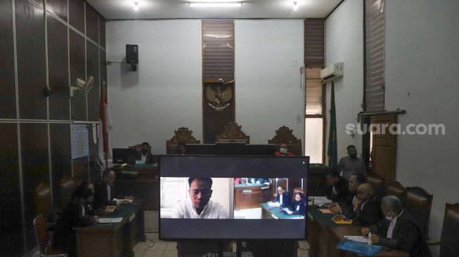 Suasana jalannya sidang perdana Presenter Vicky Prasetyo atas kasus pencemaran nama baik mantan istrinya, Angel Lelga yang digelar secara virtual di Pengadilan Negeri Jakarta Selatan, Rabu (22/7). [Suara.com/Alfian Winanto]