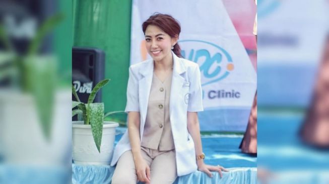 Bikin Salfok, Dokter Cantik Ini Pakai APD Level 3 yang Super Fashionable