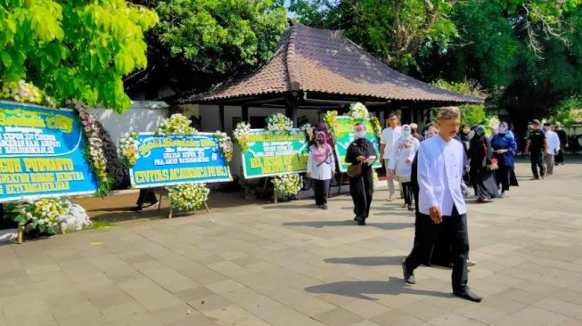 Sejumlah orang tampak melayat ke Keraton Kasepuhan Cirebon setelah mendengar kabar mangkatnya Sultan Sepuh XIV Pangeran Raja Adipati Arief Natadiningrat, Rabu (22/7/2020). [Foto: Ayobandung.com]