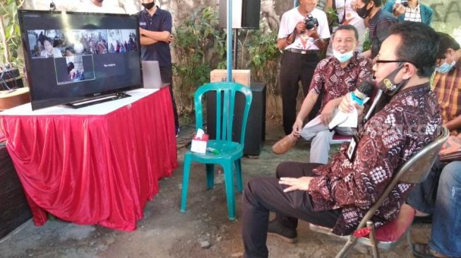 Wakil Wali Kota Yogyakarta Heroe Poerwadi menggelar teleconference saat peluncuran Kampung Cerdas Sanggrahan di RW 3 Kelurahan Semaki, Kecamatan Umbulharjo, Kota Yogyakarta, Kamis (23/7/2020). - (SuaraJogja.id/Muhammad Ilham Baktora)