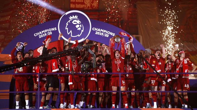 Para pemain Liverpool mengangkat trofi Liga Inggris  di Stadion Anfield, Liverpool, Inggris, Kamis (23/7/2020) dini hari WIB. [PHIL NOBLE / AFP]