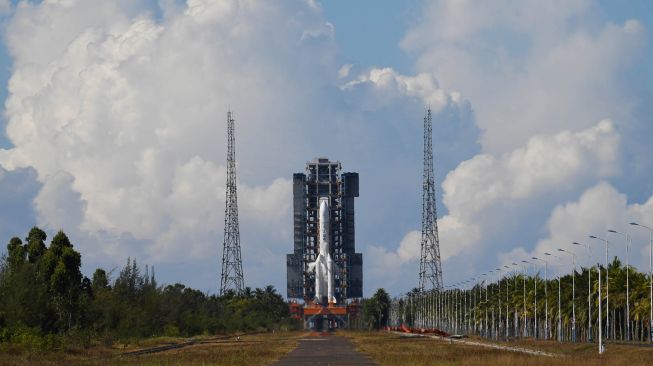 Roket Long March-5, membawa pengorbit, pendarat dan penjelajah sebagai bagian dari misi Cina yang telah diberi nama Tianwen-1 ("Pertanyaan ke Surga")  ke Mars,bersiap lepas landas dari Pusat Peluncuran Ruang Angkasa Wenchang di Provinsi Hainan, Cina selatan pada 23 Juli 2020.  [Noel CELIS / AFP]