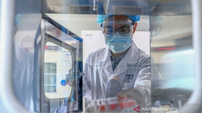 Seorang staf medis mengambil sampel vaksin COVID-19 nonaktif di sebuah pabrik produksi vaksin milik China National Pharmaceutical Group (Sinopharm) di Beijing, China, 11 April 2020. China telah menyetujui dua kandidat vaksin COVID-19 nonaktif untuk uji klinis. Dua kandidat vaksin tersebut dikembangkan oleh Institut Produk Biologi Wuhan di bawah China National Pharmaceutical Group (Sinopharm) dan Sinovac Research and Development Co.Ltd, sebuah perusahaan yang berbasis di Beijing. ANTARA FOTO/Xinhua/Zhang Yuwei/pras. 