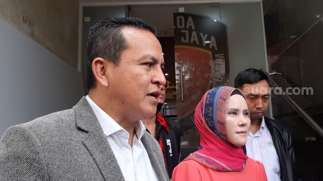 Pantau Kasus Vicky Prasetyo, Angel Lelga Sambangi Polda Metro Jaya