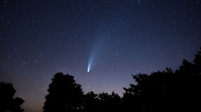 Komet Neowise, "Komet Neowise C / 2020 F" melintas di atas langit di Gunung Turkmen dengan ketinggian 1820, Kutahya, Turki pada 22 Juli 2020.  [Foto/Anadolu Agency]