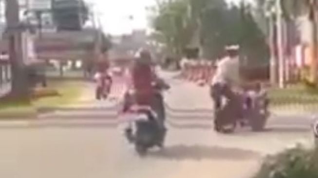 Polisi diseruduk pemotor saat hendak menilang di jalan (Facebook)