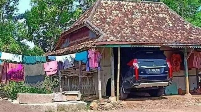 Garasi Pajero Sport jadi salah fokus (Facebook)