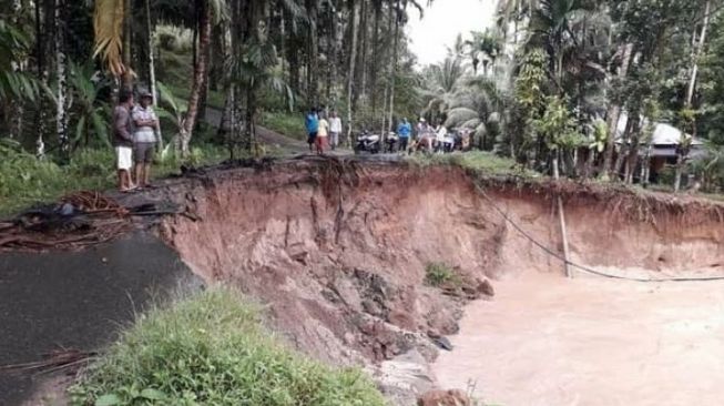 Dua Jalan di Padang Pariaman Amblas Akibat Abrasi Sungai