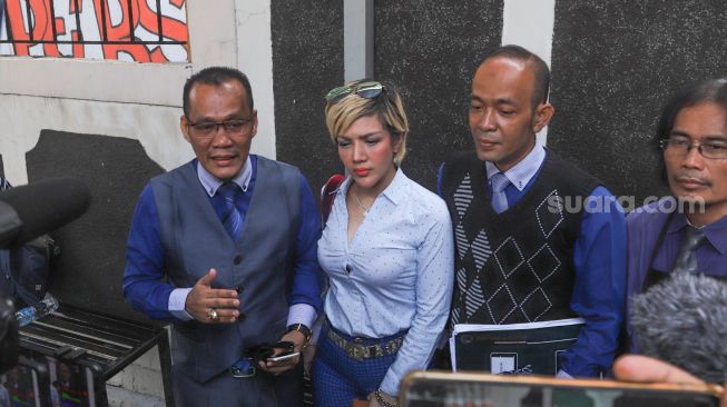 Barbie Kumalasari didampingi kuasa hukumnya menjawab pertanyaan awak media usai mengajukan kasasi di Pengadilan Negeri Jakarta Selatan, Kamis (23/7). [Suara.com/Alfian Winanto]