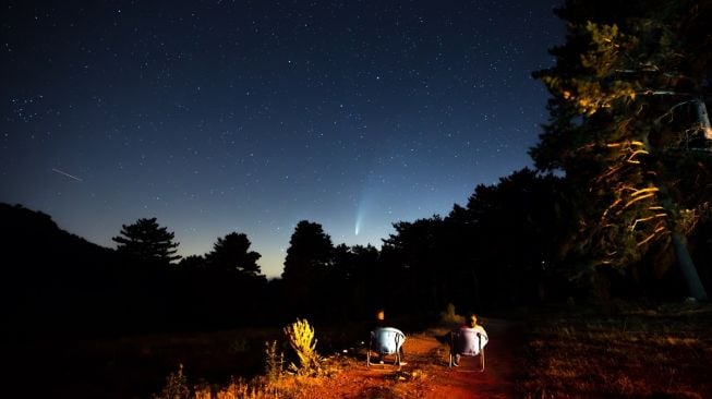 Warga menyaksikan Komet Neowise, "Komet Neowise C / 2020 F" melintas di atas langit di Gunung Turkmen dengan ketinggian 1820, Kutahya, Turki pada 22 Juli 2020.  [Foto/Anadolu Agency]