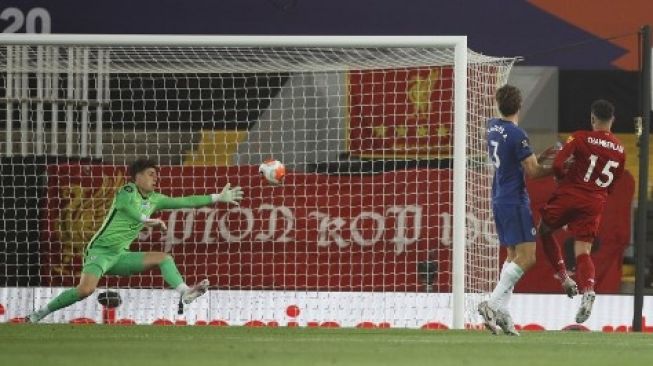 Gelandang Liverpool Alex Oxlade-Chamberlain (kanan) mencetak gol ke gawang Chelsea dalam lanjutan Liga Inggris di Anfield. PHIL NOBLE / POOL / AFP