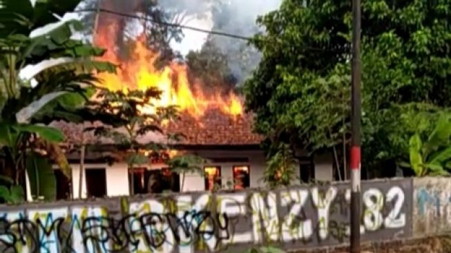 Rumah Janda Kaya di Lebak Kebakaran, Emas & Uang Terbakar, Kerugian Rp 3 M