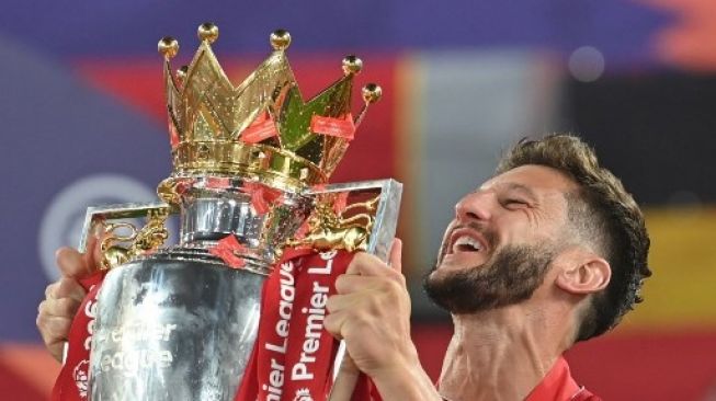 Adam Lallana saat mengangkat trofi Liga Inggris musim 2019/2020. (PAUL ELLIS / POOL / AFP)