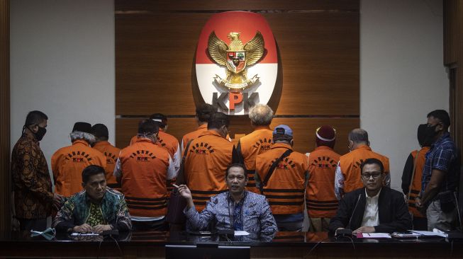 Pimpinan KPK Nurul Ghufron (ketiga kiri depan) didampingi Deputi Penindakan Karyoto (kedua kiri depan) dan Juru Bicara Ali Fikri (ketiga kanan depan) menyampaikan keterangan pers tentang penahanan mantan mantan anggota DPRD Provinsi Sumatera Utara periode 2009-2014 dan 2014-2019 di gedung KPK, Jakarta, Rabu (22/7/2020). [ANTARA FOTO/Nova Wahyudi]