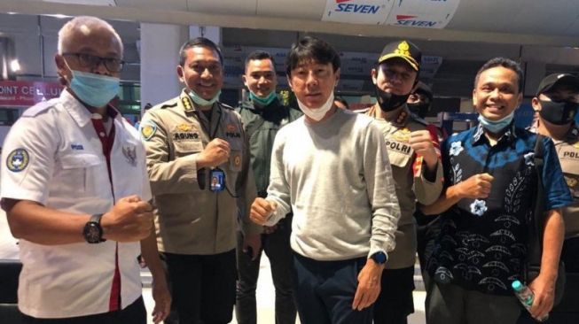 Manajer pelatih timnas Indonesia Shin Tae-yong (tengah) tiba di Bandara Soekarno-Hatta, Cengkareng, Tangerang, Rabu (22/7/2020) malam. Shin akan memimpin pemusatan latihan timnas senior dan U-19 Indonesia. (ANTARA/HO/PSSI)