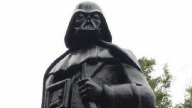 Patung Vladimir Lenin di Ukraina telah diubah menjadi tokoh antagonis di film fiksi ilmiah Starwars, Darth Vader. [BBC]