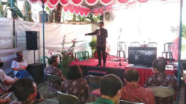 Wakil Wali Kota Yogyakarta Heroe Poerwadi memberi sambutan dalam peluncuran Kampung Cerdas Sanggrahan di RW 3 Kelurahan Semaki, Kecamatan Umbulharjo, Kota Yogyakarta, Kamis (23/7/2020). - (SuaraJogja.id/Muhammad Ilham Baktora)