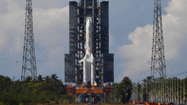 Roket Long March-5, membawa pengorbit, pendarat dan penjelajah sebagai bagian dari misi Cina yang telah diberi nama Tianwen-1 ("Pertanyaan ke Surga")  ke Mars, bersiap lepas landas dari Pusat Peluncuran Ruang Angkasa Wenchang di Provinsi Hainan, Cina selatan pada 23 Juli 2020.  [Noel CELIS / AFP]