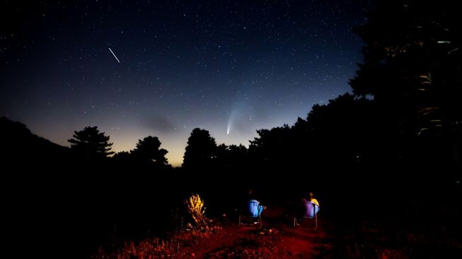 Warga menyaksikan Komet Neowise, "Komet Neowise C / 2020 F" melintas di atas langit di Gunung Turkmen dengan ketinggian 1820, Kutahya, Turki pada 22 Juli 2020.  [Foto/Anadolu Agency]