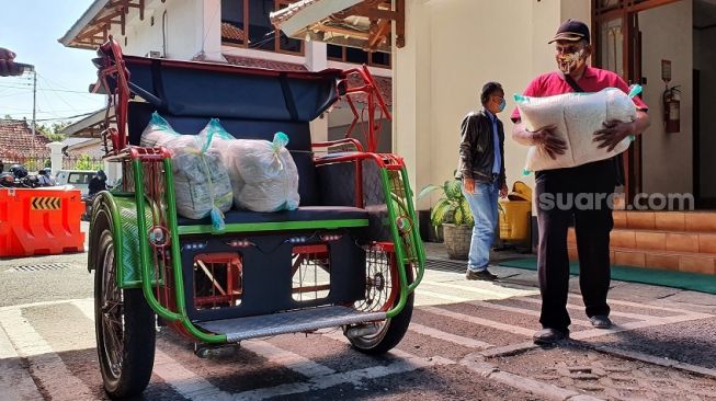 Penarik Bentor di Bantul Terdampak Pandemi, Pemkab Salurkan Bantuan Sembako