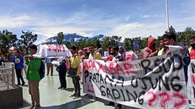 Puluhan Mahasiswa Orasi di Kantor Bupati Pasaman Barat Terkait RSUD