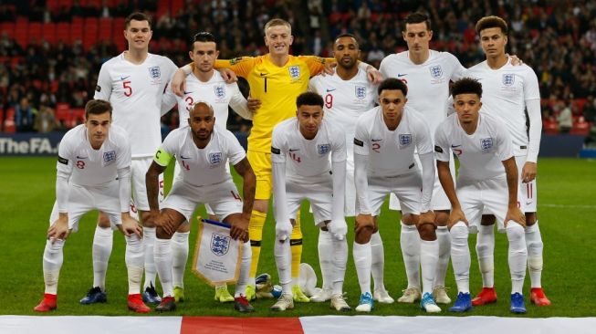 Jesse Lingard (tengah-bawah) dan Jadon Sancho (kanan-bawah) kala memperkuat Timnas Inggris di sebuah laga persahabatan. [IAN KINGTON / AFP]