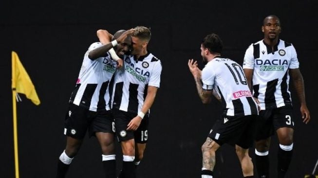 Gelandang Udinese Seko Fofana (kiri) merayakan golnya ke gawang Juventus bersama rekan setimnya dalam lanjutan Liga Italia di Dacia Arena Stadium. MARCO BERTORELLO / AFP