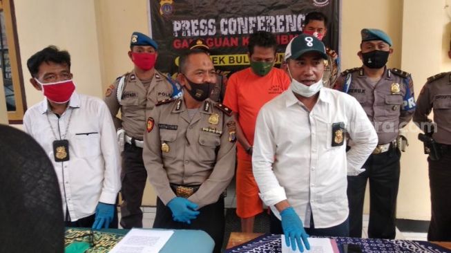 Petugas kepolisian menggelar konferensi pers terkait dugaan penipuan dan penggelapan mobil rental yang dilakukan HS (40) di Mapolsek Bulaksumur, Jumat (24/7/2020). - (SuaraJogja.id/Muhammad Ilham Baktora)