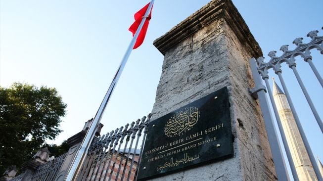 Papan nama baru dipasang di depan Hagia Sophia bertuliskan: Masjid Agung Hagia Sophia, diresmikan oleh Presiden Turki Recep Tayyip Erdogan, terlihat di Istanbul, Turki pada 23 Juli 2020.  [Foto/Anadolu Agency]