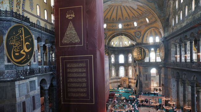 Suasana di sekitar Masjid Hagia Sophia menjelang salat Jumat yang akan dilakukan untuk pertama kalinya setelah 86 tahun pada 24 Juli 2020 di Istanbul, Turki. [Foto/Anadolu Agency]