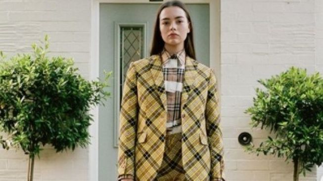 Burberry Jadikan Staf Sebagai Model untuk Koleksi Terbaru