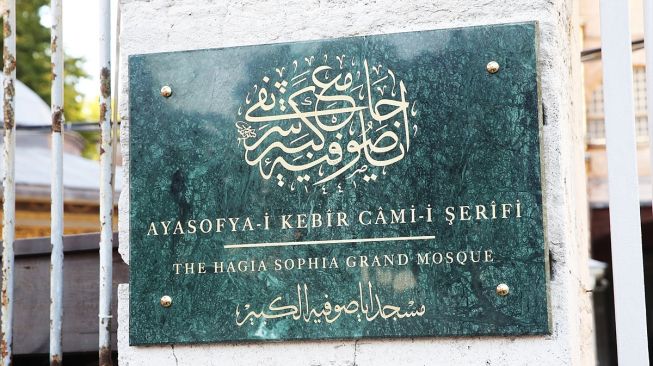 Papan nama baru dipasang di depan Hagia Sophia bertuliskan: Masjid Agung Hagia Sophia, diresmikan oleh Presiden Turki Recep Tayyip Erdogan, terlihat di Istanbul, Turki pada 23 Juli 2020.  [Foto/Anadolu Agency]